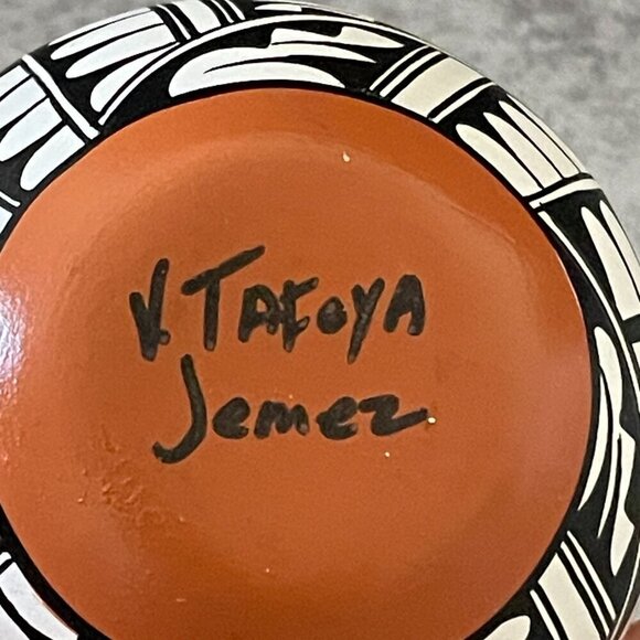 V. Tafoya Vangie Jemez Pueblo NM Native American Hand Painted Round Clay Pot 2" - Picture 5 of 5